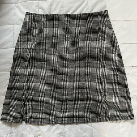 Brandy Melville plaid mini skirt with slits - Picture 4 of 7